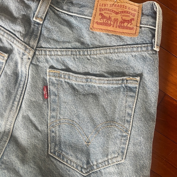 Levi's High Waisted Mom Jean - Picture 5 of 6